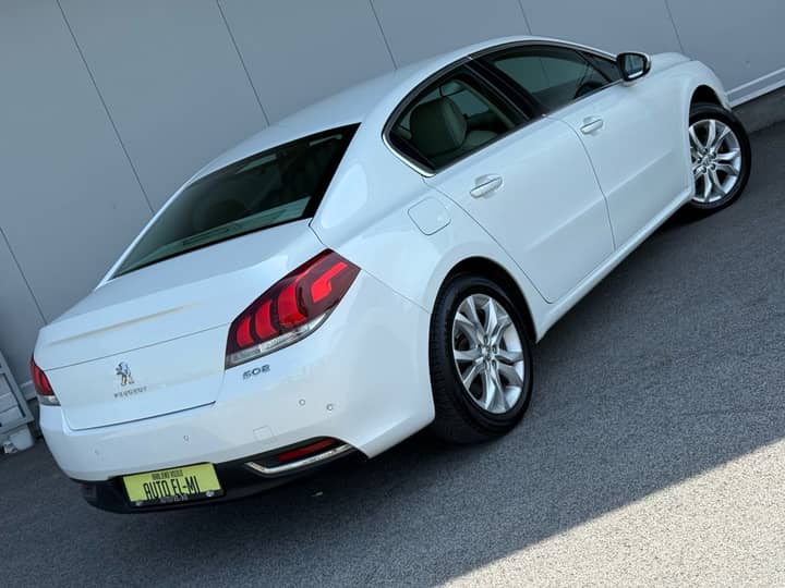 Slika prikazuje vanjski dio automobila (eksterijer).