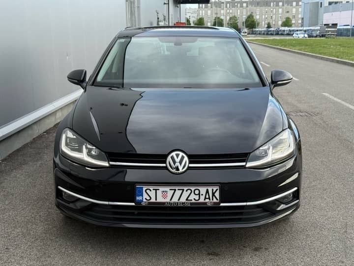Slika prikazuje vanjštinu vozila, prednji dio i karoseriju.