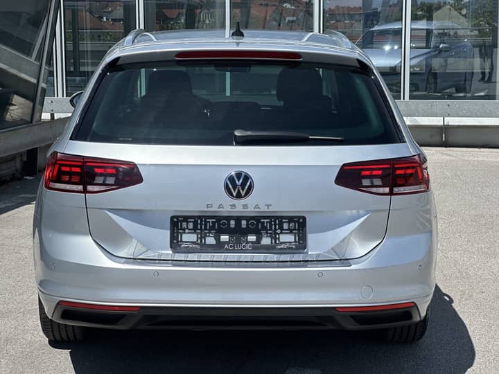 Slika prikazuje vanjski dio vozila, fokus na stražnju karoseriju.