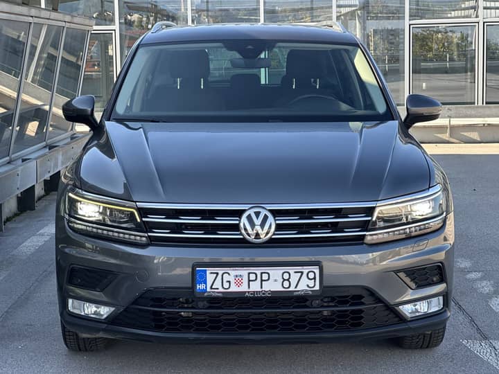 Slika prikazuje vanjski prednji dio automobila.