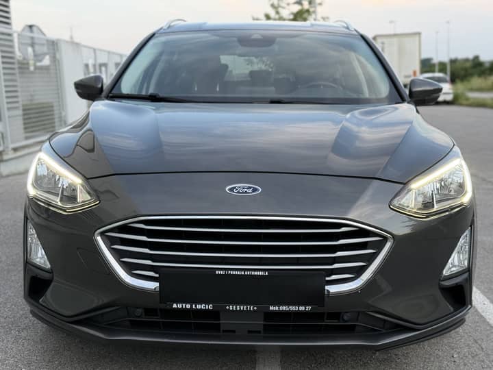 Slika prikazuje vanjski dio vozila, fokus na prednjoj karoseriji.