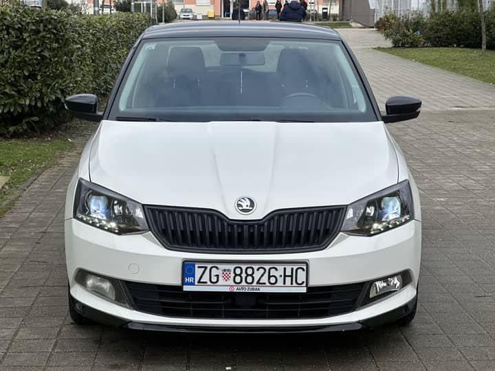 Slika prikazuje vanjsku stranu vozila, prednji dio.