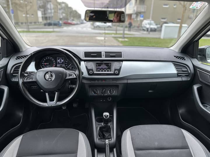 Slika prikazuje unutrašnjost vozila, kokpit i upravljač.