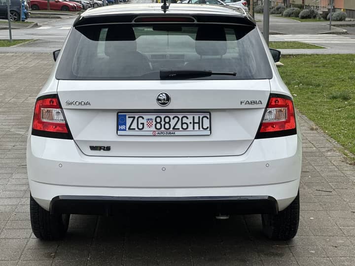 Slika prikazuje vanjski dio vozila, fokus na stražnji dio.