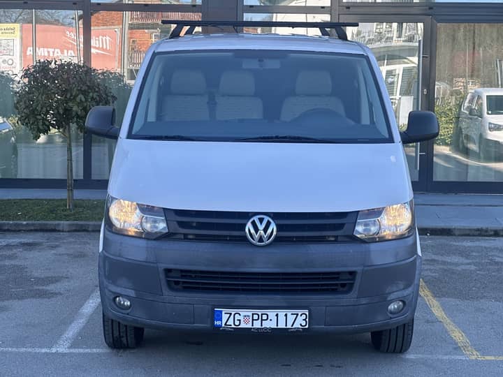 Slika prikazuje vanjski dio vozila.