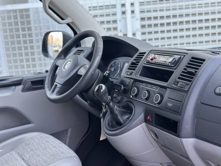 Slika prikazuje unutrašnjost vozila (volan i instrument ploča).