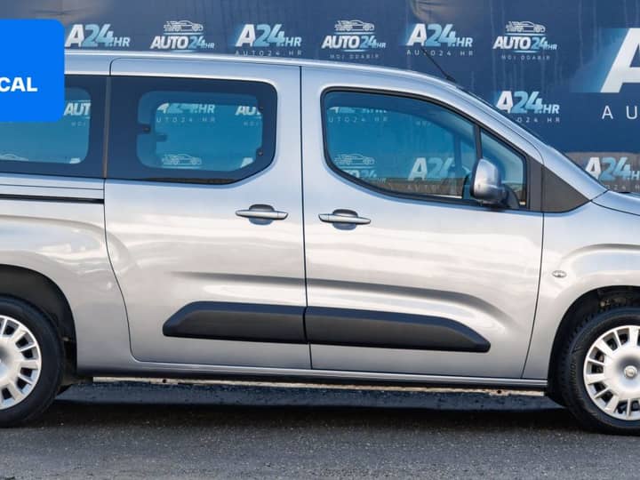 Slika prikazuje vanjski dio vozila (eksterijer) jasno i oštro.