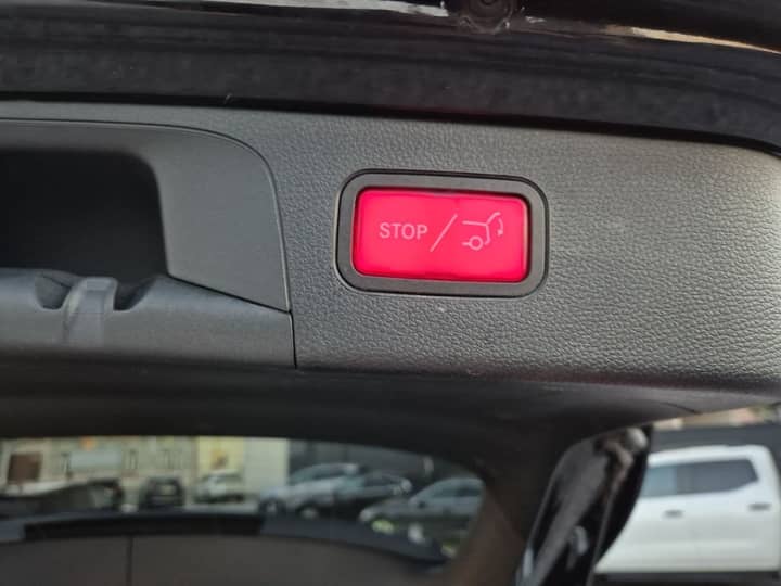 Slika prikazuje unutrašnjost vozila (gumb STOP).