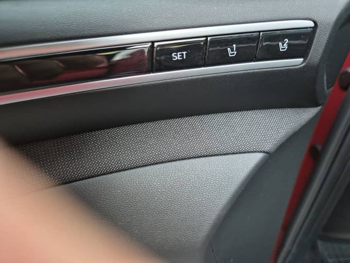 Slika prikazuje unutrašnjost vozila, panel s gumbima za sjedišta.