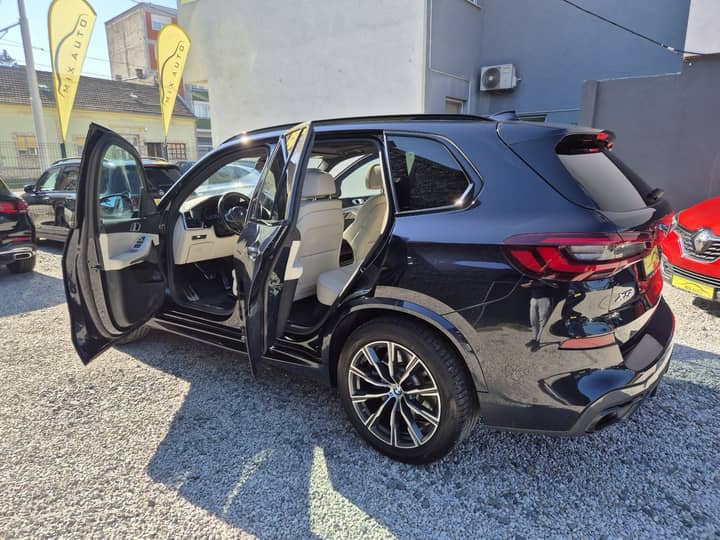 Slika prikazuje vanjsku karoseriju automobila uz otvorena vrata.