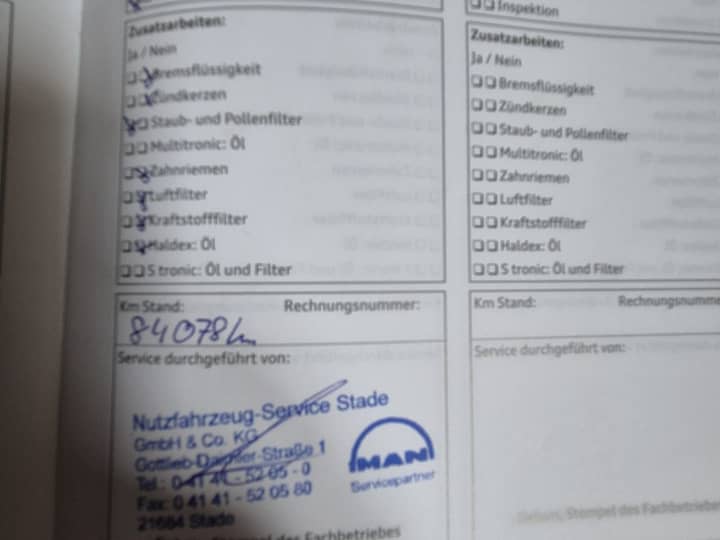Slika prikazuje službenu dokumentaciju vozila s pečatom.