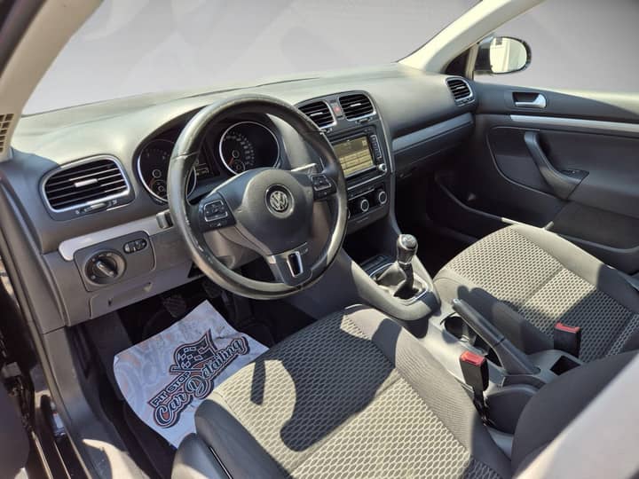 Slika prikazuje unutrašnjost vozila: volan, sjedala i instrument ploča.