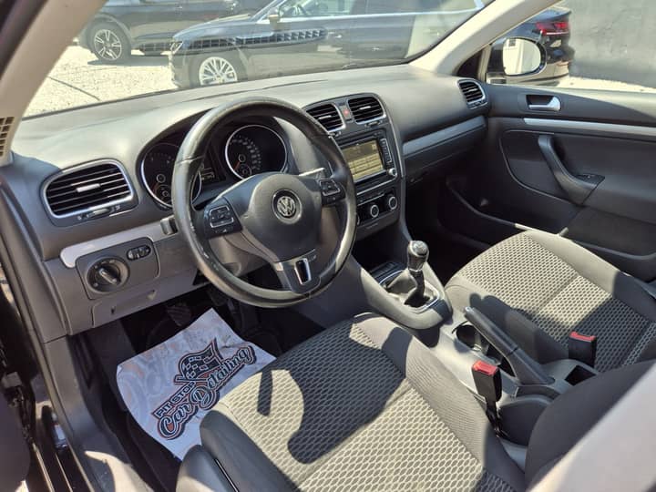 Slika prikazuje unutrašnjost vozila (volan, sjedala).