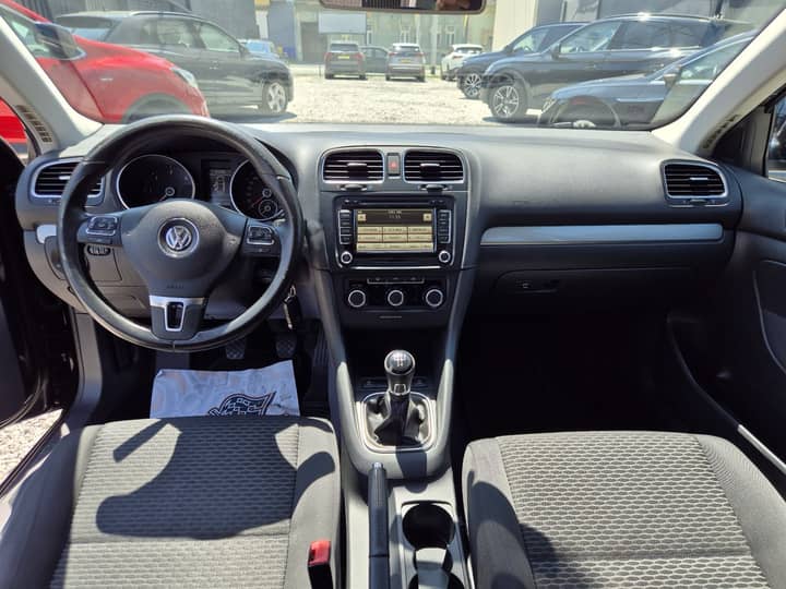 Slika prikazuje unutrašnjost vozila (volan, sjedala).