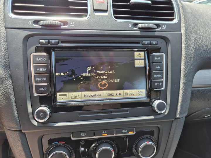 Slika prikazuje unutrašnjost vozila, fokus na središnji zaslon navigacije.