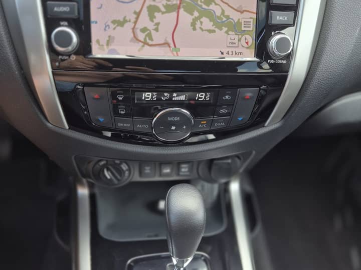 Slika prikazuje unutrašnjost vozila (kokpit i zaslon navigacije).