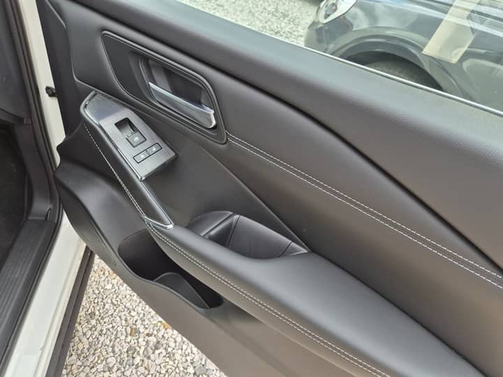Slika prikazuje unutrašnjost vozila (panel vrata i kontrole).