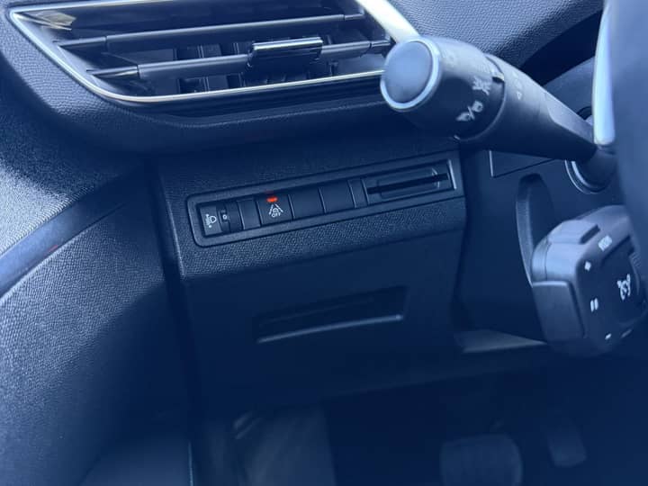 Slika prikazuje unutrašnjost vozila (volan i instrument ploča).