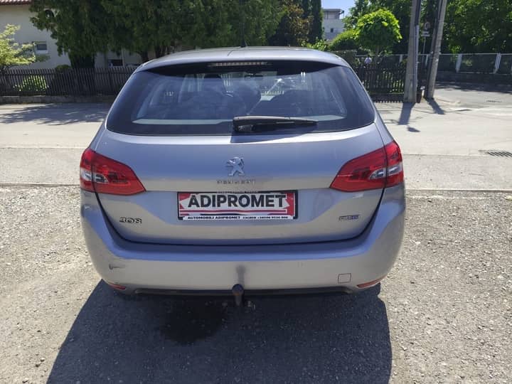 Slika prikazuje vanjski dio vozila (stražnji pogled).