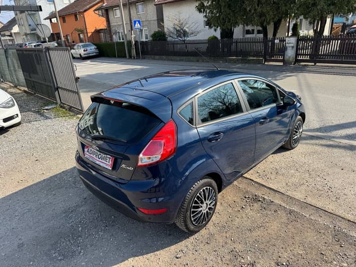 Slika prikazuje vanjštinu vozila, fokus na karoseriji i kotačima.
