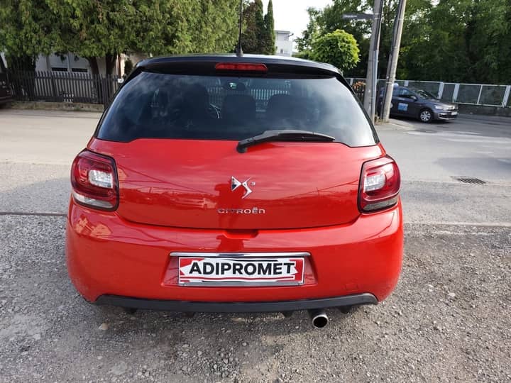 Slika prikazuje vanjsku stražnju stranu vozila.