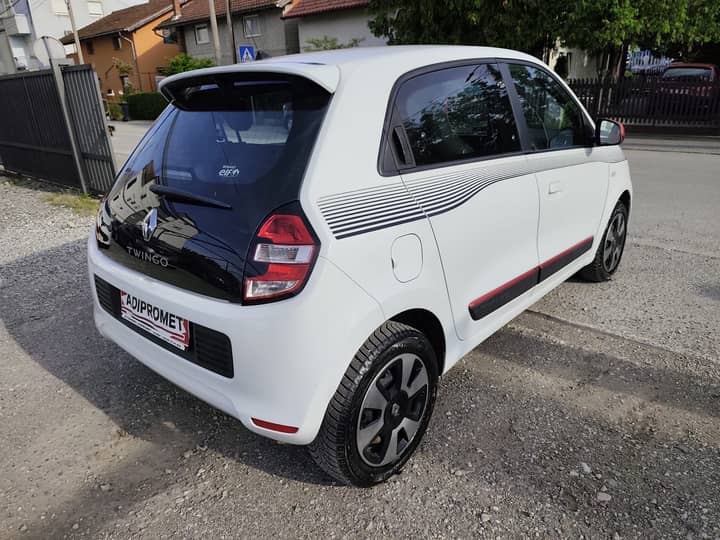 Slika prikazuje vanjsku stranu vozila.