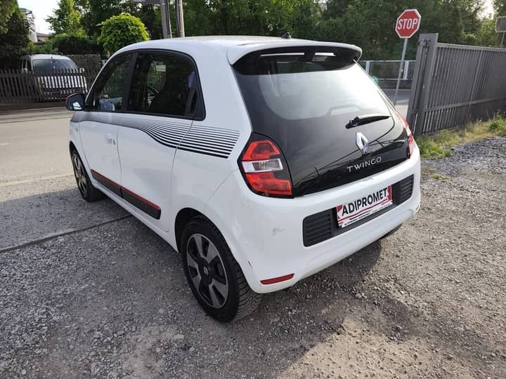 Slika prikazuje vanjsku karoseriju vozila.