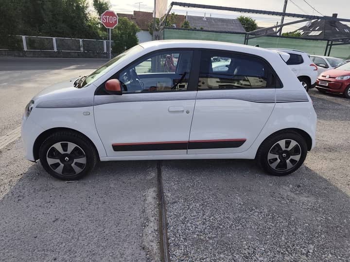 Slika prikazuje vanjštinu vozila (karoserija i kotači).