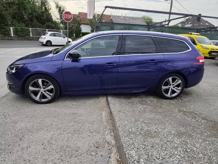 Slika prikazuje vanjski izgled vozila (eksterijer).