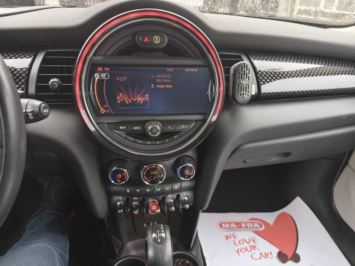 Slika prikazuje unutrašnjost vozila (volan i instrument ploča).