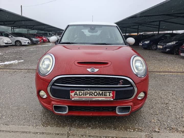Slika prikazuje vanjski dio automobila s prednjim pogledom.