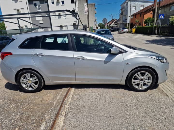 Slika prikazuje vanjski dio vozila.
