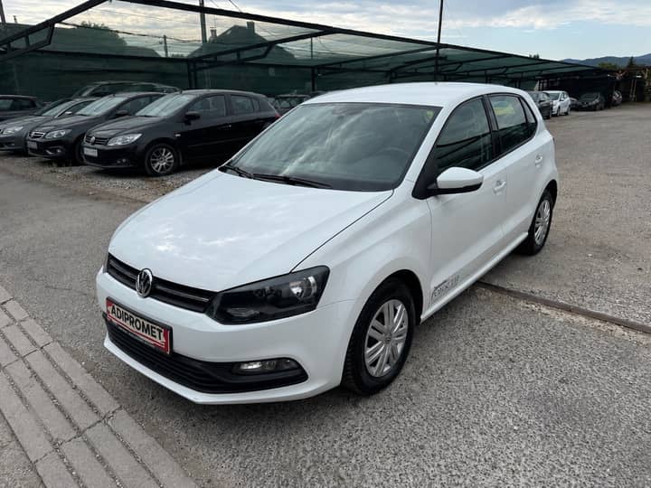 Slika prikazuje vanjsku karoseriju i kotače vozila.