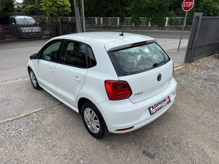 Slika prikazuje vanjsku karoseriju vozila (eksterijer).