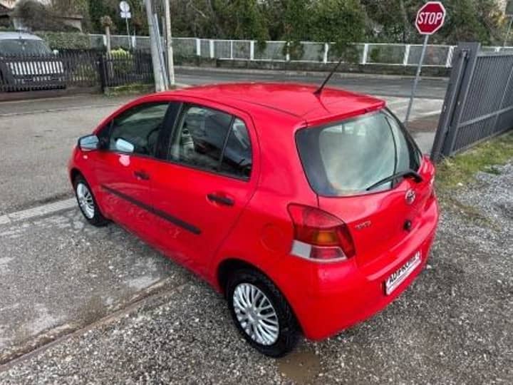 Slika prikazuje vanjštinu vozila (eksterijer) parkiranog na otvorenom.