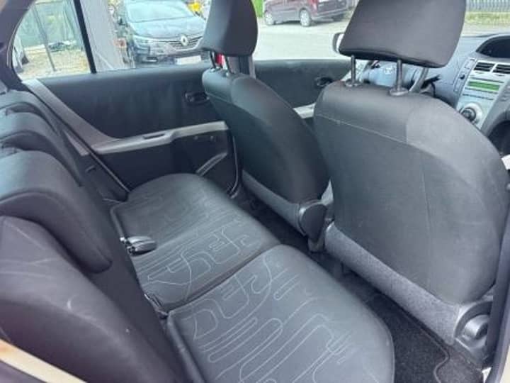 Slika prikazuje unutrašnjost vozila (sjedala i panel).