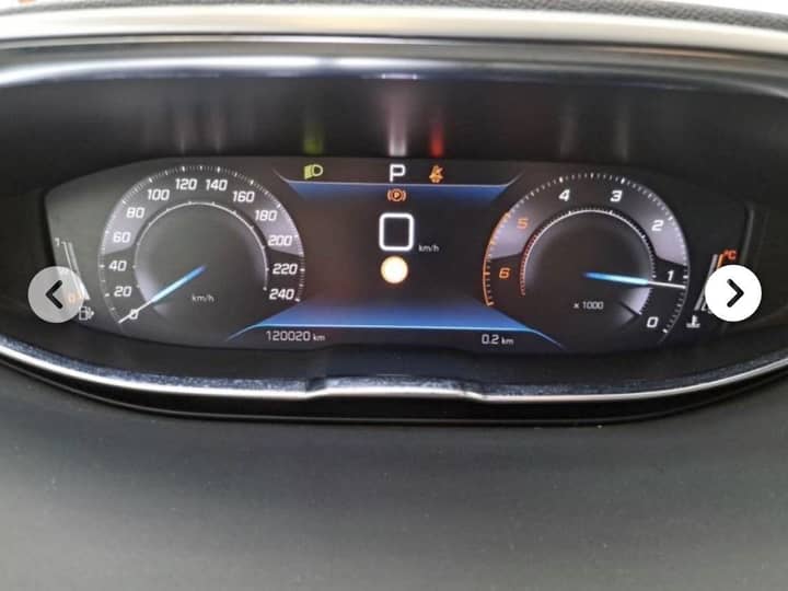 Slika prikazuje unutrašnjost vozila – instrument ploče i zaslon.