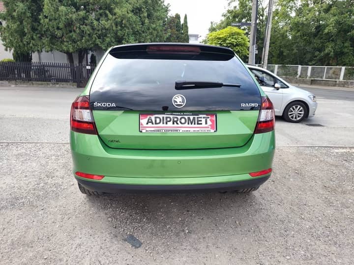 Slika prikazuje vanjski dio vozila (stražnji dio).