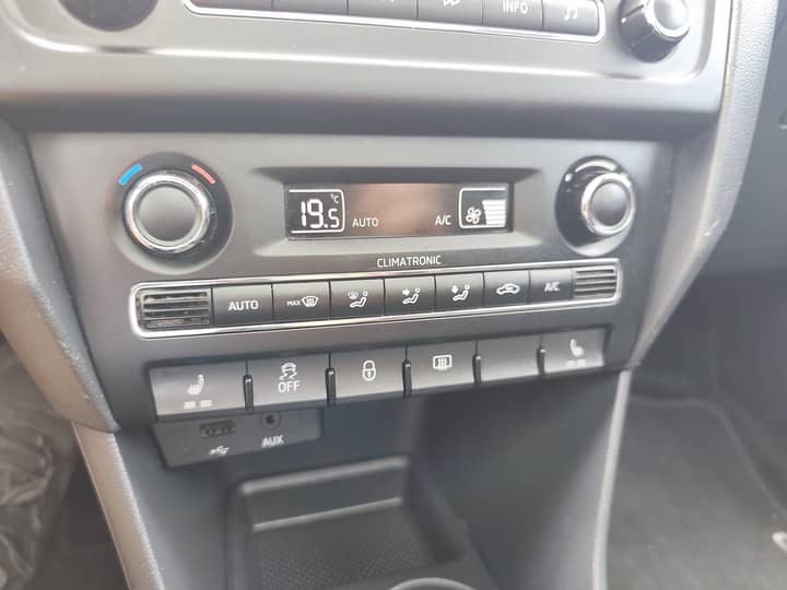 Slika prikazuje unutrašnjost vozila (panel kontrole).