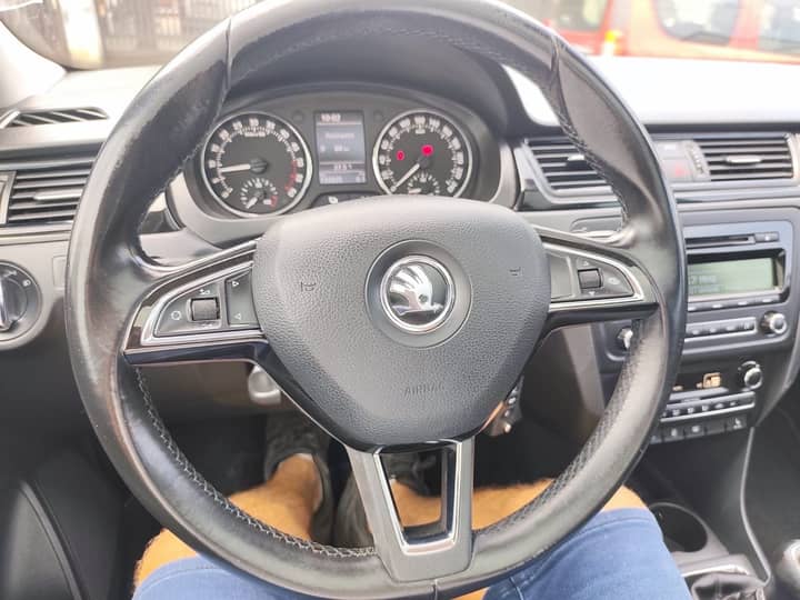 Slika prikazuje unutrašnjost vozila (volan i instrument ploča).