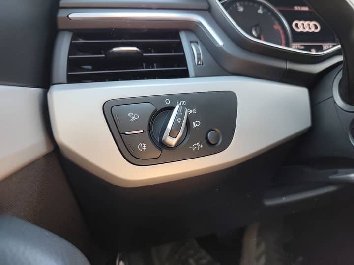 Slika prikazuje unutrašnjost vozila, upravljački panel.