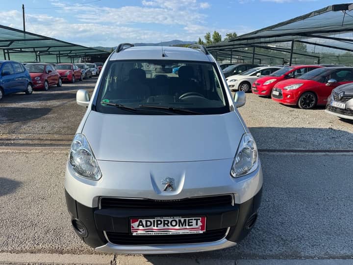 Slika prikazuje vanjski dio vozila (prednji dio).
