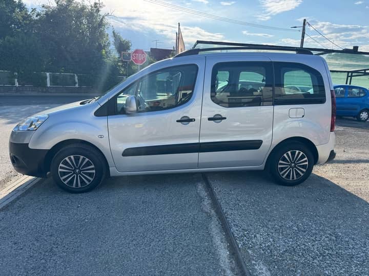 Slika prikazuje vanjski dio vozila (eksterijer), fokus na karoseriju.