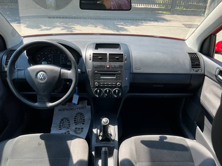 Slika prikazuje unutrašnjost vozila (volan i instrument ploča).