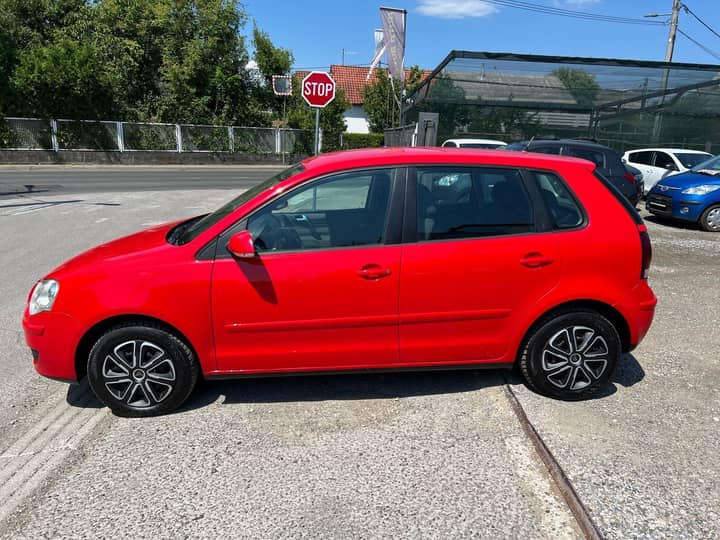 Slika prikazuje vanjski dio vozila, eksterijer.