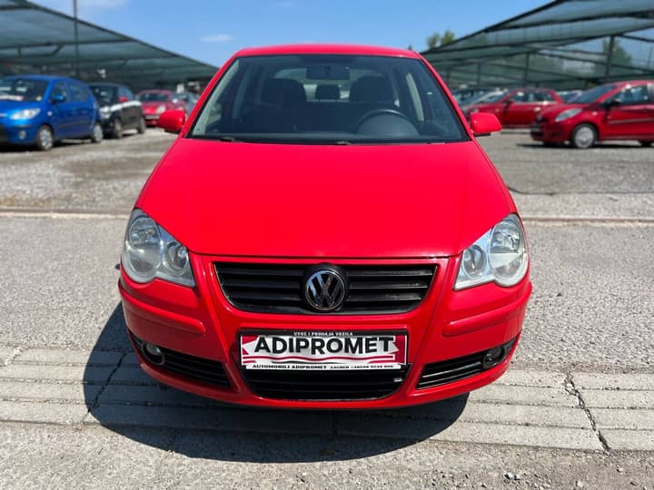 Slika prikazuje vanjsku karoseriju i prednji dio vozila.