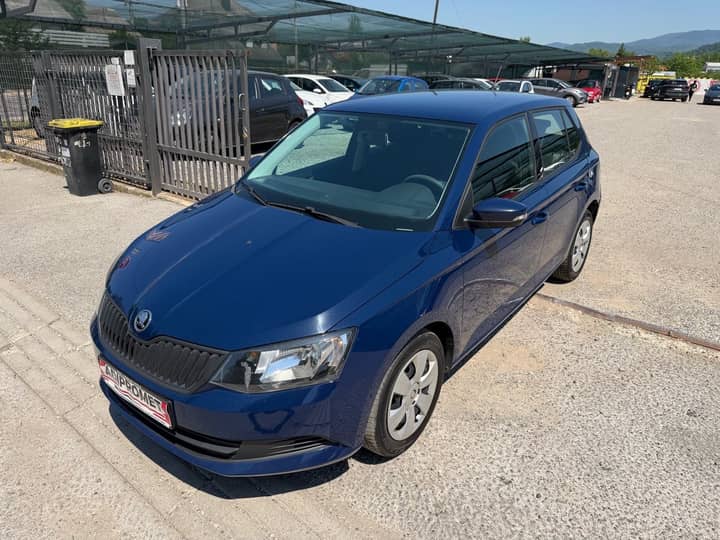 Slika prikazuje vanjski dio automobila (eksterijer).