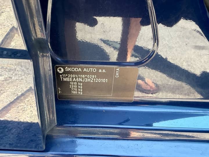 Slika prikazuje vanjski dio vozila s identifikacijskom pločicom.