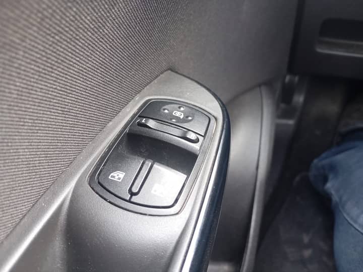 Slika prikazuje unutrašnjost vozila – panel za upravljanje prozorima.