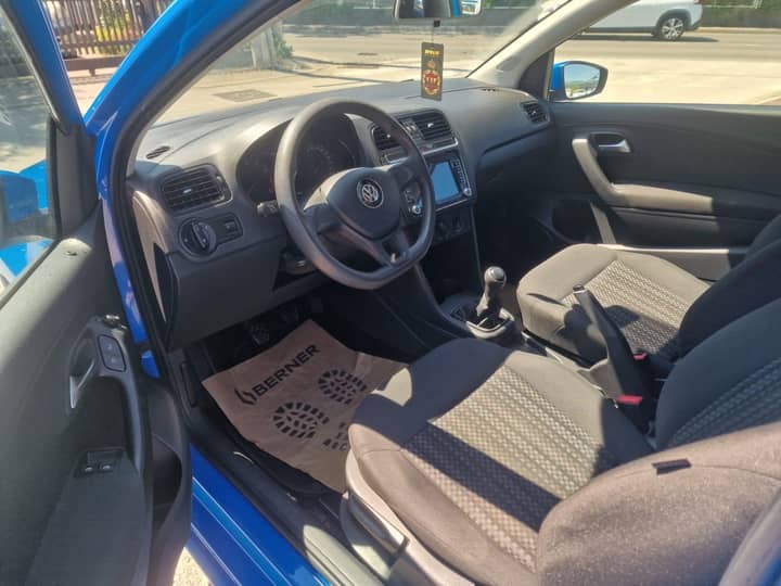 Slika prikazuje unutrašnjost vozila (volan i sjedala).